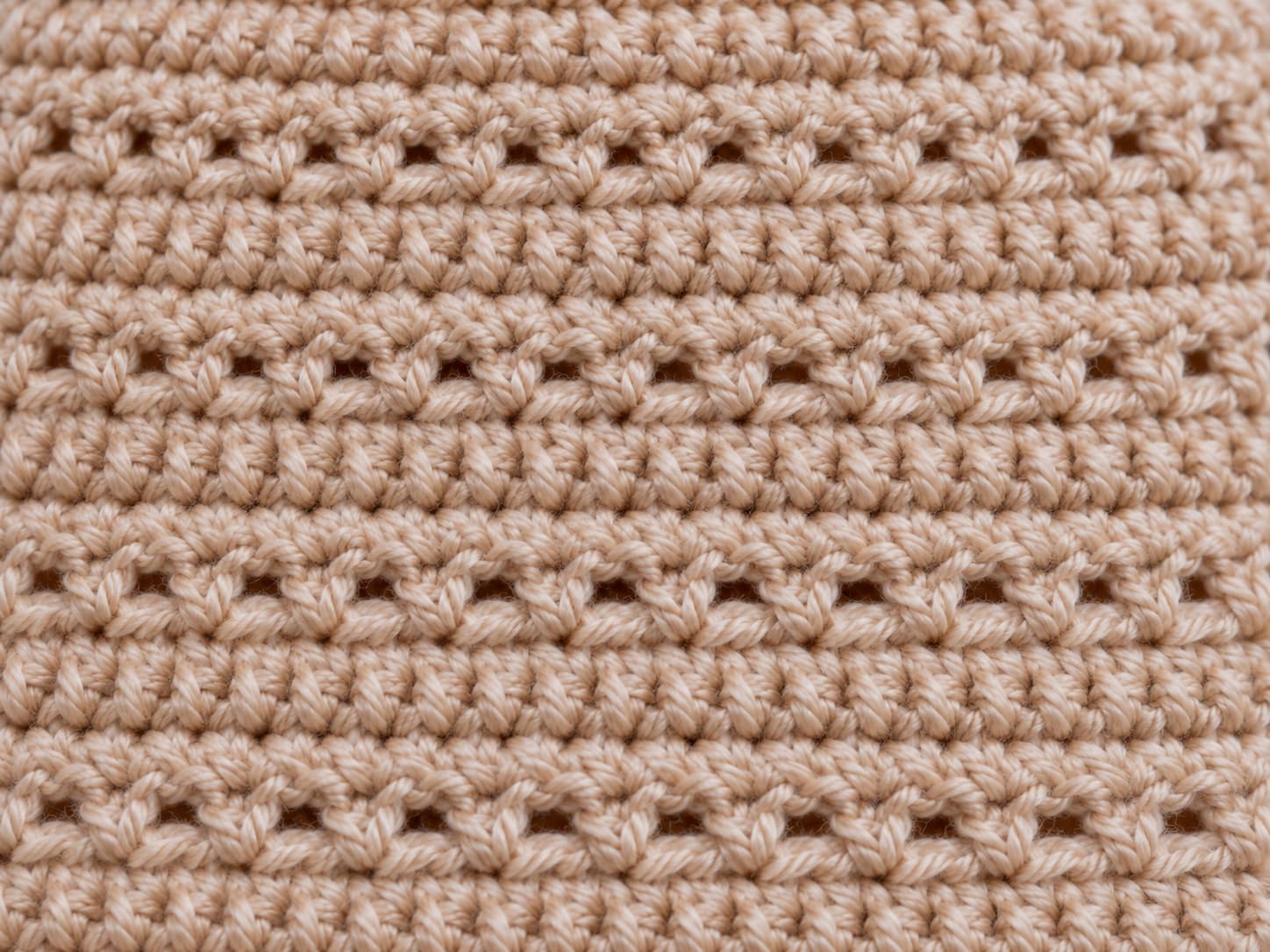 Close-up of the Dune Stitch crochet pattern showing alternating mesh and solid rounds in warm oatmeal yarn